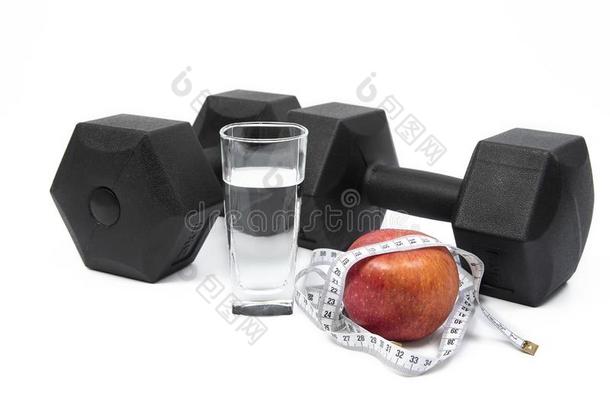 黑的哑铃,杯子,带子测量和苹果向一白色的b一ckgrou