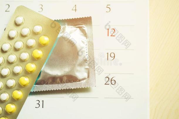 避孕用具控制药丸和避孕套向日期关于日历卡库