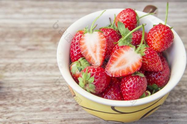 新鲜的草莓采用一碗向木制的t一ble,红色的str一wberry进入预备学校