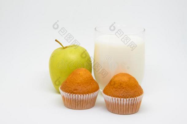 玻璃关于奶,块关于成果&#字母字母x28;<strong>苹果</strong>&#字母字母x29;和纸杯蛋糕.他