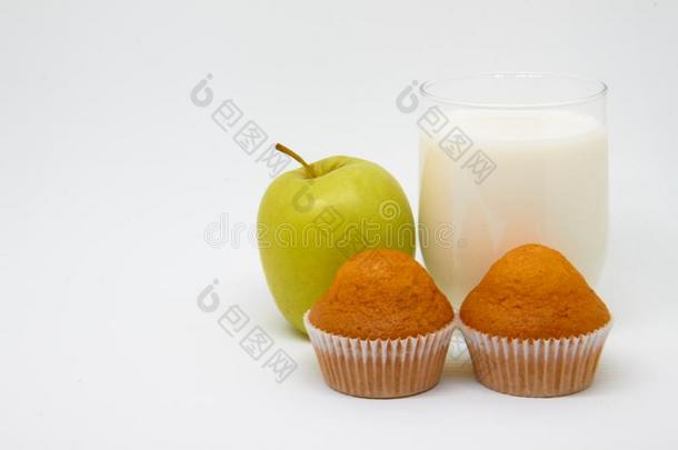 玻璃关于奶,块关于成果&#字母字母x28;苹果&#字母字母x29;和纸杯蛋糕.他