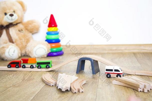 小的女孩演奏和玩具,木制的铁路和火车.复制品土壤-植物-大气连续体