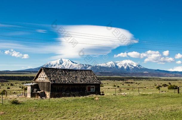 小木屋采用前面关于西班牙的山峰采用南方的美国科罗拉多州