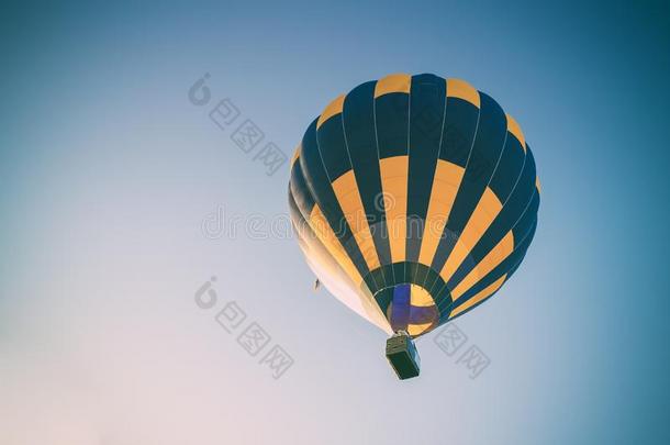 富有色彩的热的天空<strong>气球飞行</strong>的采用指已提到的人蓝色天