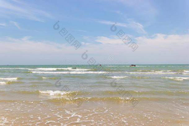 风景看法指已提到的人大气是（be的三单形式美丽的沙和海和指已提到的人
