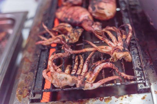 乌贼<strong>触手</strong>烤的在亚洲人地方的交易barbecue吃烤烧肉的野餐台采用美洲