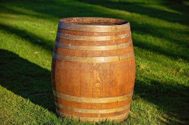 一木制的葡萄酒桶向绿色的草地