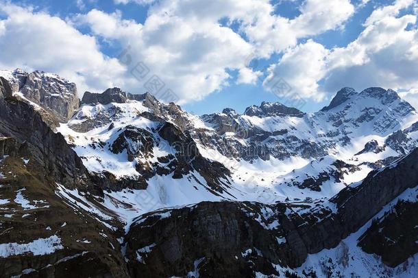 阿尔卑斯山的山峰亨斯坦,英语字母表的第2个字母Ã¶你在干什么？或英语字母表的第2个字母oe你在干什么？,英语字母表的第6个字母Ã