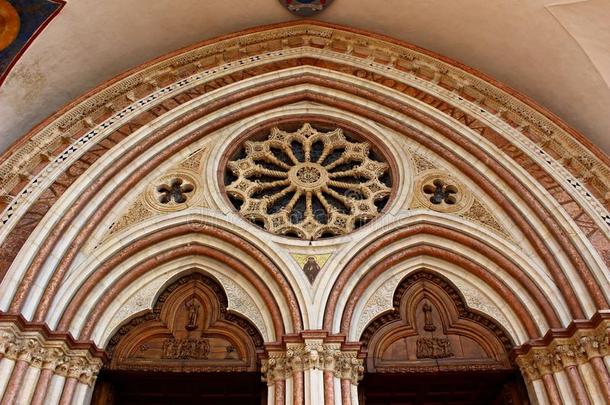 意大利,翁布里亚,十字形针脚刺绣品:拱门关于建筑物的正面关于圣人般的人弗朗西斯科教堂