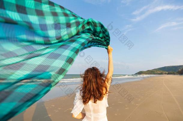 女人和摇摆布向海滩