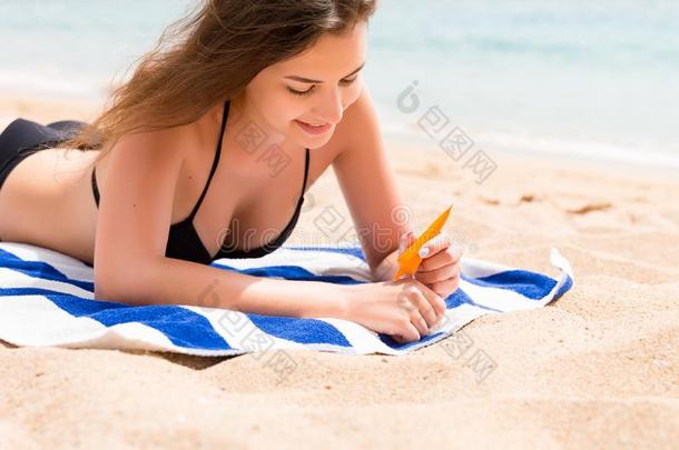 年幼的女人是（be的三单形式说谎向指已提到的人毛巾在指已提到的人海滩和app说谎桑布