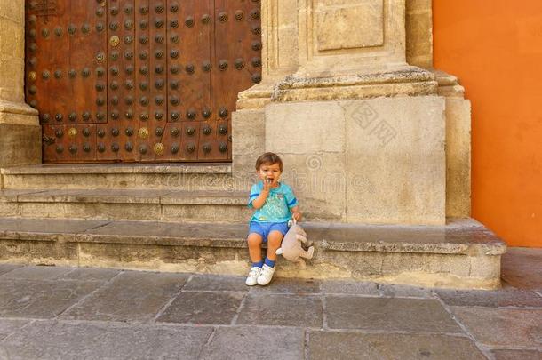 一可爱的小孩一次和他的木偶,紧接在后的向一老的建筑物