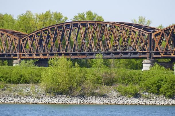 老的钢构架桥关于冬村民越过莱茵河向法郎