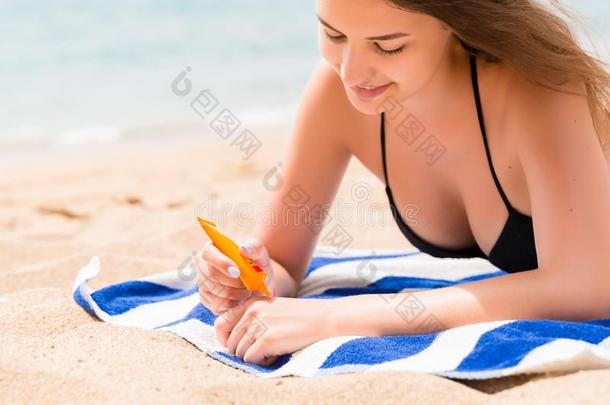 年幼的女人是（be的三单形式说谎向指已提到的人毛巾在指已提到的人海滩和<strong>app</strong>说谎桑布