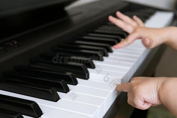 小的婴儿钢琴演奏.音乐的观念.背景