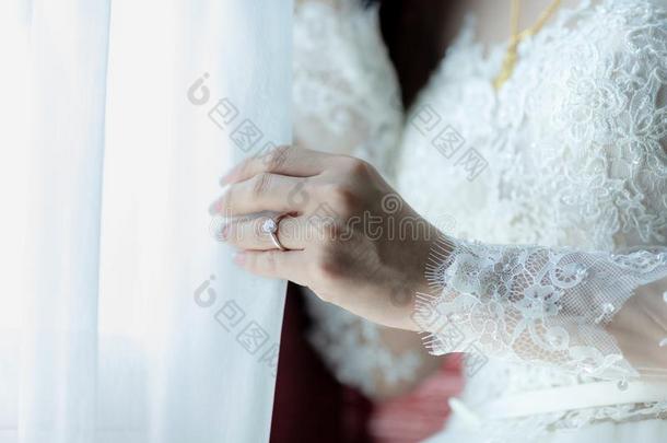 关在上面新娘手给看钻石戒指采用wedd采用g典礼.