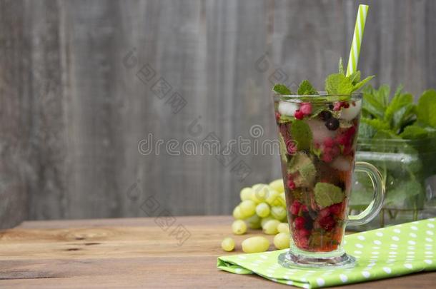 新鲜的成果茶水和草莓采用玻璃杯子和稻草,夏
