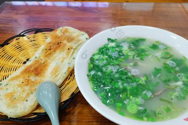 牛肉汤和烘烤制作的阅读-中国人食物