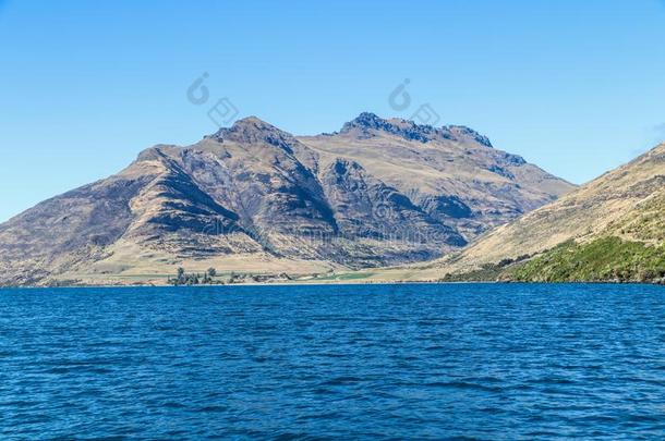 捕鱼新的西兰岛南方岛湖和山