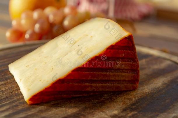 西班牙的山羊奶奶酪和红辣椒涂层和成熟的粉红色的tablet药片