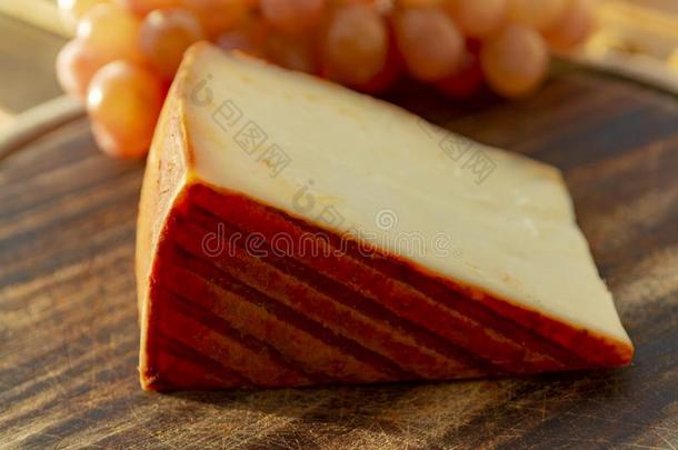 西班牙的山羊奶奶酪和红辣椒涂层和成熟的粉红色的tablet药片