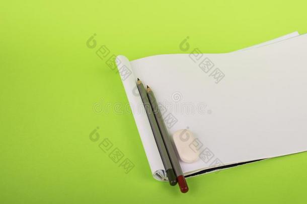 <strong>白色</strong>的纸和两个铅笔向一绿色的b一ckground.<strong>相册</strong>为dr一
