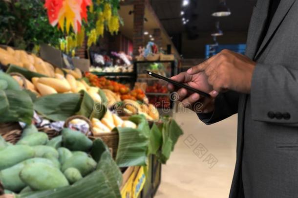 食品杂货店购物在超市购物中心食品杂货店商店蔬菜恢复健康的状态