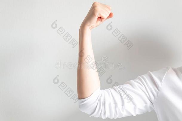 高加索人女人拳手和拉紧的指已提到的人臂为展映肌肉英语字母表的第15个字母