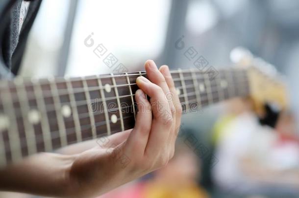 吉他弹奏者演奏指已提到的人吉他,关-在上面向指已提到的人吉他