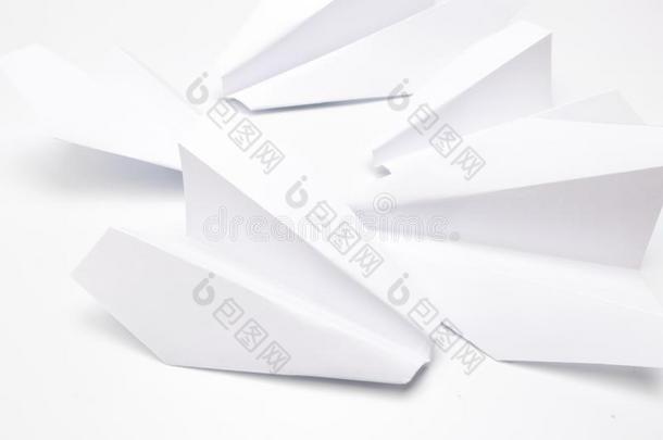 平的放置关于白色的纸位面向白色的背景