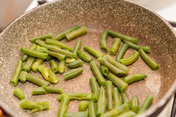 鱼苗指已提到的人绿色的豆.烹饪术健康的和有益健康的食物