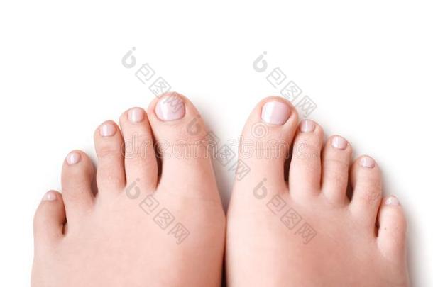 女人脚和软的粉红色的修指甲隔离的向白色的