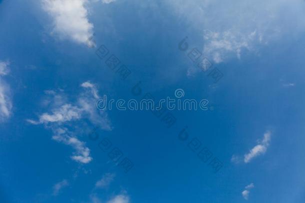 大气背景,自然臭氧,白色的云,蓝色天