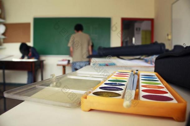 艺术学校教室显示水彩颜料盒和<strong>政策</strong>