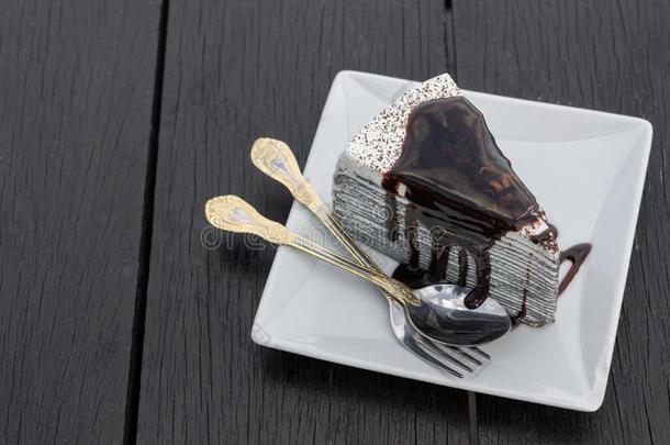 “白心”黑人奥利奥奶油夹心巧克力饼干绉纱蛋糕和巧克力采用白色的盘向木制的表