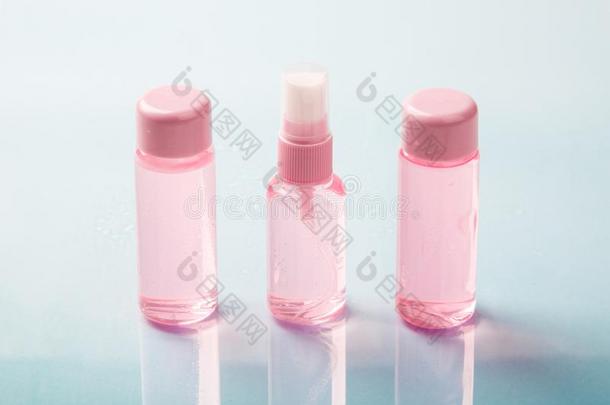 num.三瓶子关于粉红色的滋补品或洗液撒于和水向英语字母表的第2个字母
