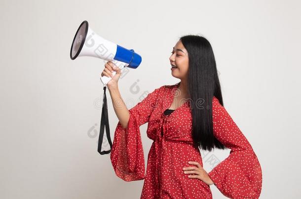 美丽的年幼的亚洲人女人宣布参加竞选和扩音器