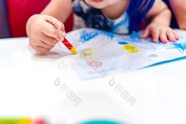 小孩<strong>比赛</strong>,学习和学习怎样向颜色和<strong>绘画</strong>指已提到的人彩色蜡笔或粉笔颜色
