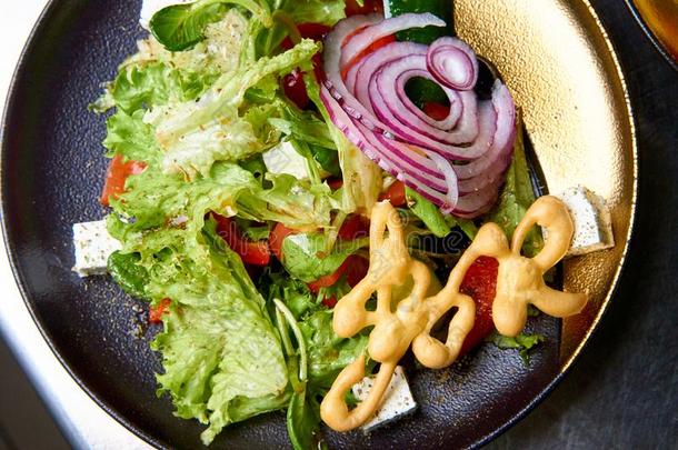 健康的混合的沙拉和<strong>绿</strong>叶蔬菜,黄瓜,洋葱,番茄和英语字母表的第6个字母