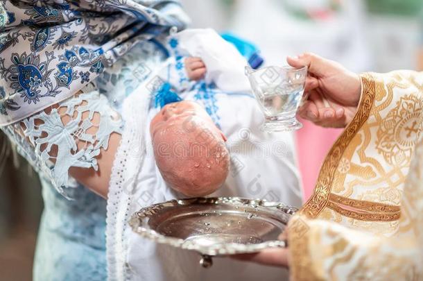洗礼洗礼仪式指已提到的人婴儿在指已提到的人规范的教堂.洗礼ceramic陶器的