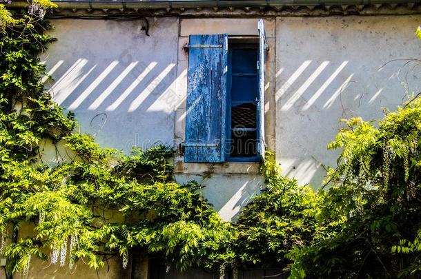 法国,普罗<strong>旺</strong>斯.典型的老的房屋,敞开的窗和指已提到的人蓝色英文<strong>字</strong>母表的第19个<strong>字</strong>母