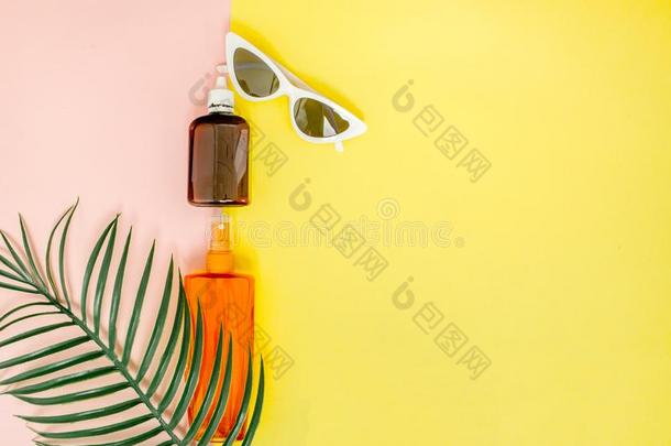 瓶子防晒霜向明亮的正方形黄色的和粉红色的背景.指已提到的人
