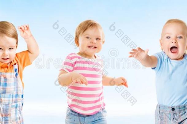 幸福的婴儿,跳舞蹒跚行走的人小孩组,有趣的孩子们
