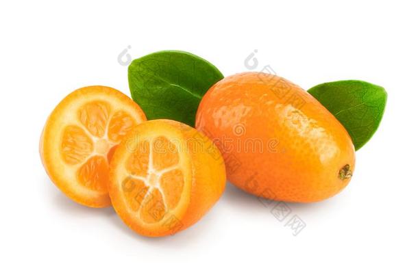 金橘或金橘和一半的隔离的向白色的背景