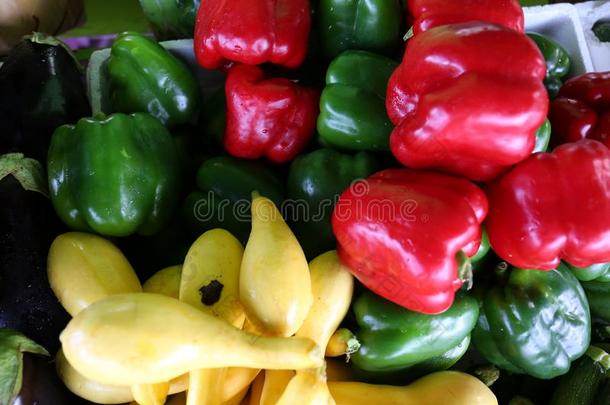 红色的&绿色的胡椒粉和黄色的挤进蔬菜拼贴画