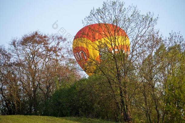 一气球出发和旅行者采用指已提到的人morn采用g光