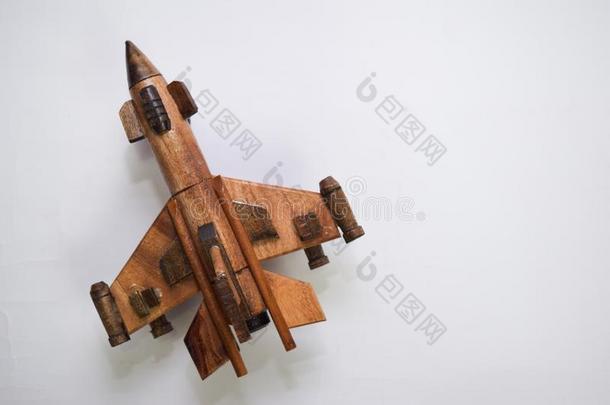 关在上面酿酒的木制的飞机玩具使从竹子.隔离的