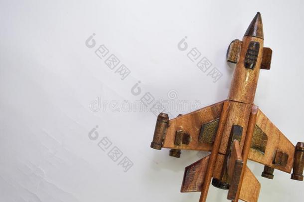 关在上面酿酒的木制的<strong>飞机玩具</strong>使从竹子.隔离的