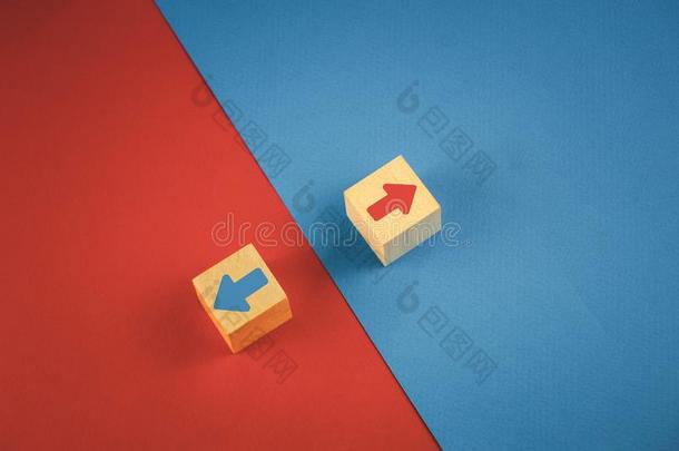 两个木制的立方形的东西和红色的和蓝色箭向一红色的-蓝色b一ckgrou