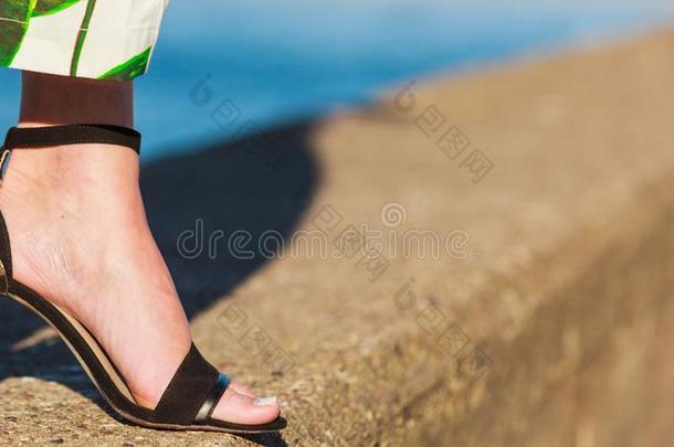 女人脚采用高的高跟鞋夏鞋子